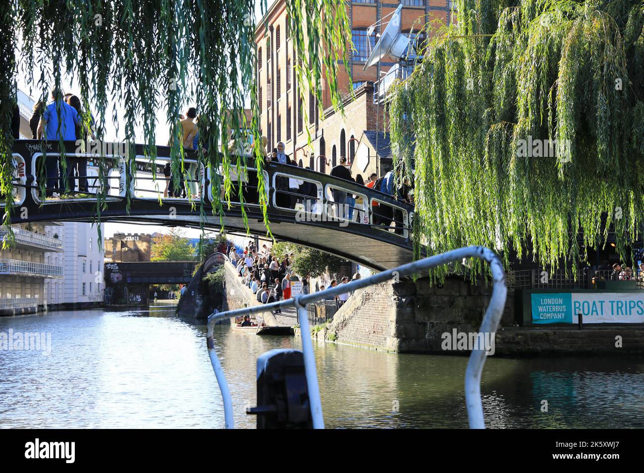 Le pont au-dessus du canal Regents à Camden Lock, occupé par le soleil d'automne, dans le nord de Londres, Royaume-Uni Banque D'Images