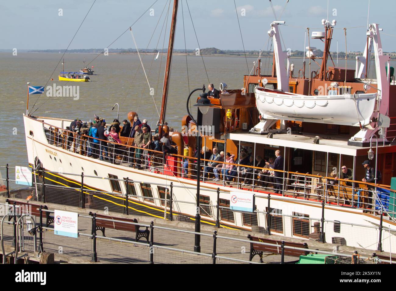 Le dernier passager en mer transportant du bateau à aubes Waverley part de Harwich dans l'Essex dans le cadre de son programme de croisière anniversaire 75th. Banque D'Images