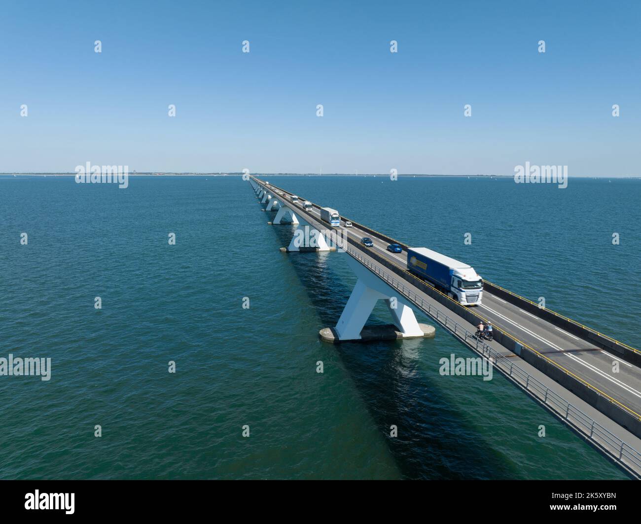 Pont de Zeelandbridge à l'infini dans la vue aérienne de drone de distance. Partie de Delta fonctionne. Infrastructure néerlandaise holland Zeeland. Livraison du transport Banque D'Images