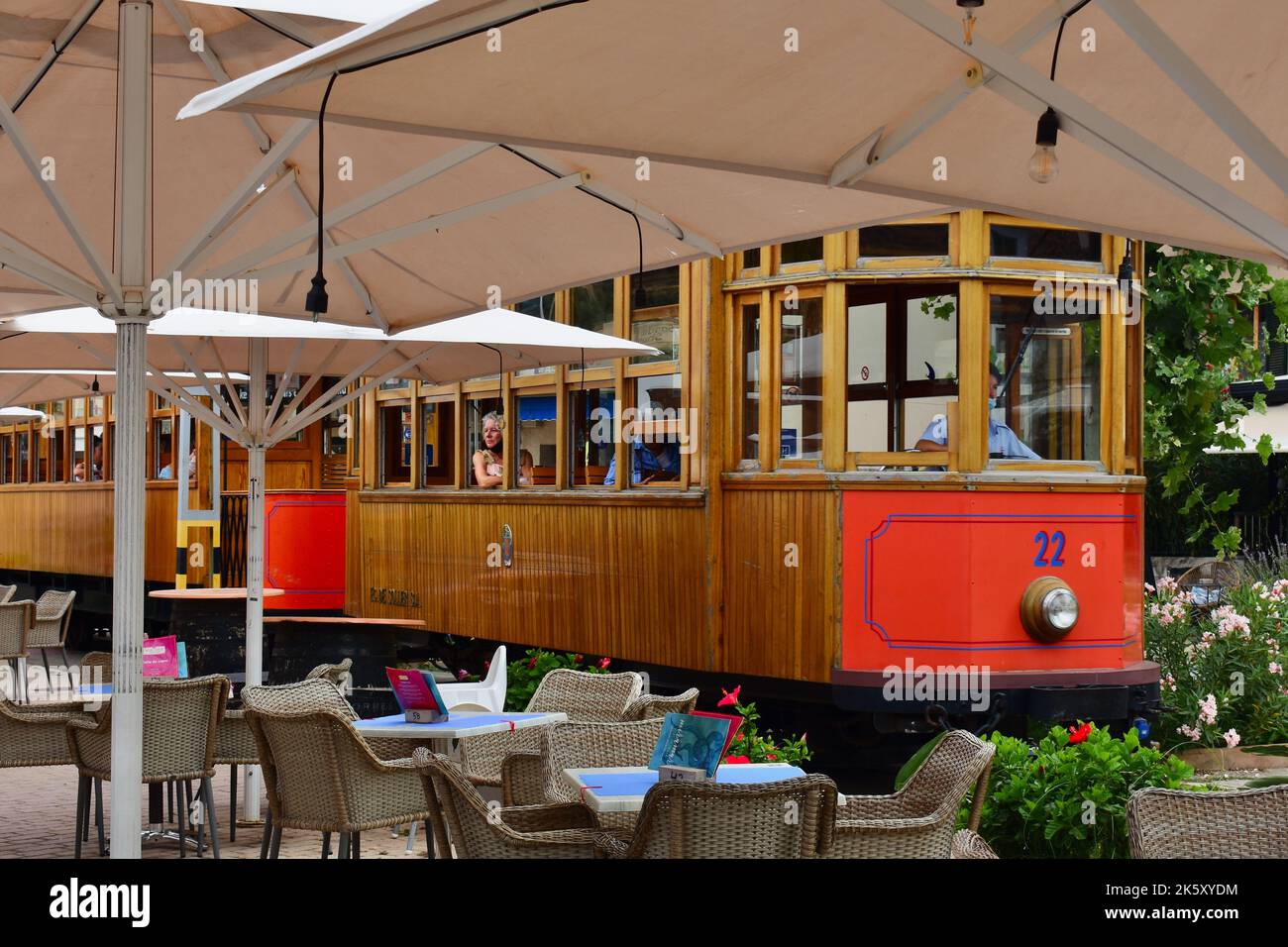 Le tramway électrique à corps de bois d'époque arrive à Port de Sóller après un voyage depuis la ville de Sóller, à flanc de colline. Banque D'Images