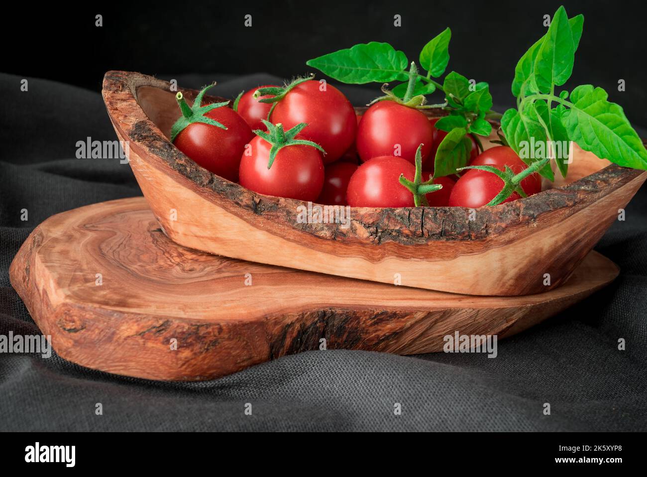 branche de tomates rouges sur fond de table, nourriture saine Banque D'Images