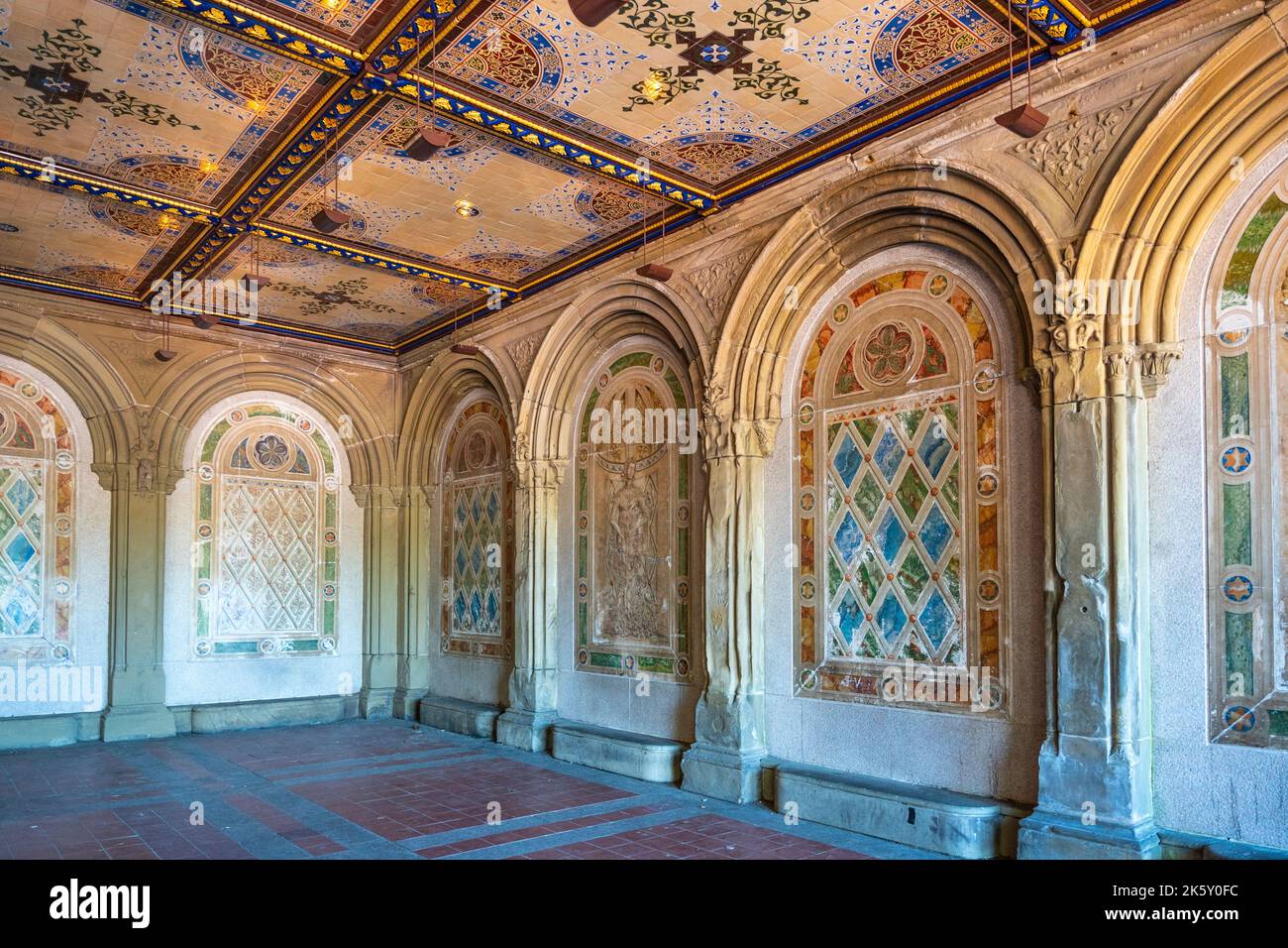 Extérieur du musée Solomon R. Guggenheim, musée d'art contemporain conçu par Frank Lloyd Wright, dans la Cinquième Avenue, New York, Etats-Unis Banque D'Images