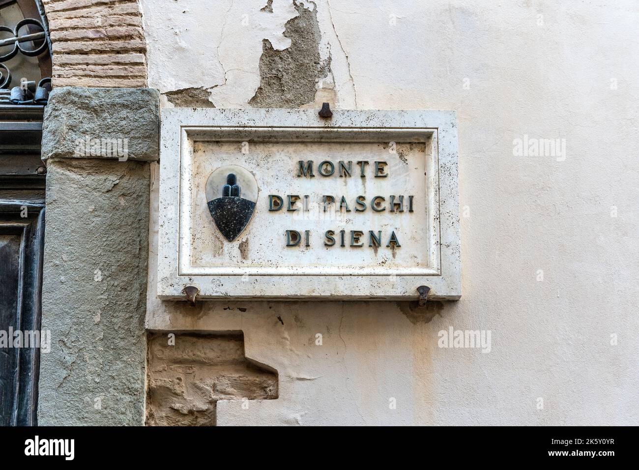 Plaque avec logo de la banque 'Monte dei Paschi di Siena', connue sous le nom DE BMPS ou MPS, banque italienne fondée en 1472. Scarlino, province de Grosseto, Italie Banque D'Images