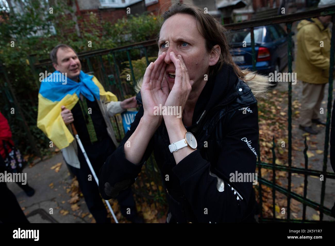 Gdansk, Pologne. 10th octobre 2022. Un manifestant tient un écriteau exprimant son opinion au cours de la démonstration. Les Ukrainiens se sont rassemblés devant le consulat russe à Gdansk pour protester contre les bombardements russes de plusieurs villes ukrainiennes. Les Russes ont frappé des infrastructures essentielles et des stations d'approvisionnement en eau, des civils ont été tués et de nombreux blessés. Les manifestants montrent qu'ils soutiennent leur pays et réagissent bruyamment aux attaques russes et aux actes terroristes sur le territoire ukrainien. (Photo par Agnieszka Pazdykiewicz/SOPA Images/Sipa USA) crédit: SIPA USA/Alay Live News Banque D'Images