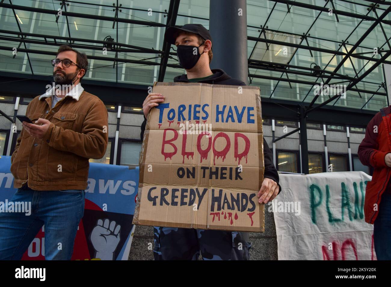 Londres, Royaume-Uni. 10th octobre 2022. Un manifestant tient un écriteau qui indique que les conservateurs ont du sang sur leurs mains cupides pendant la démonstration. Divers membres et partisans syndicaux se sont réunis à l'extérieur du ministère des Affaires, de l'énergie et de la Stratégie industrielle (BEIS) pour protester contre les lois antisyndicales proposées par le gouvernement conservateur. Crédit : SOPA Images Limited/Alamy Live News Banque D'Images