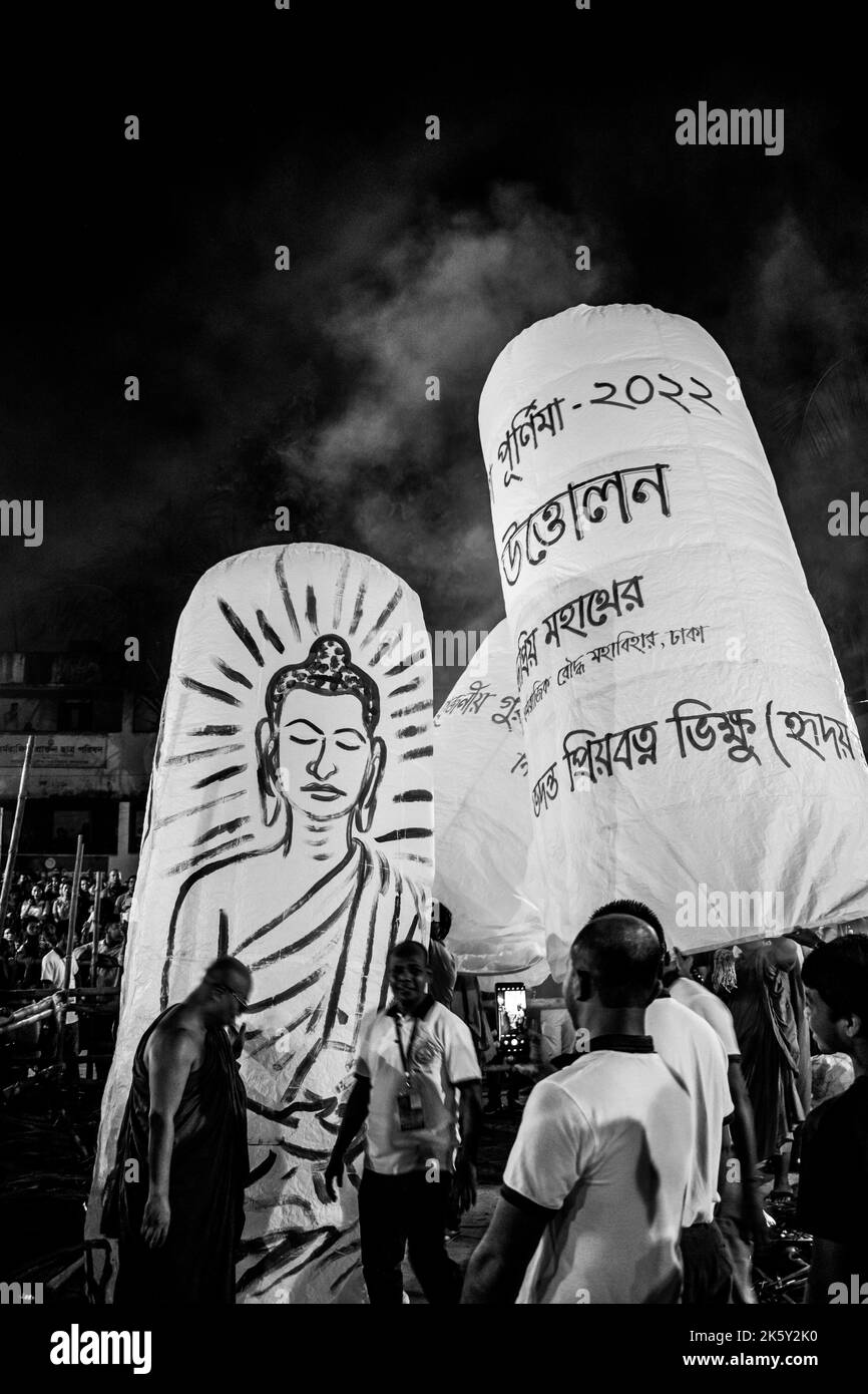 Photographie franche de lanternes en cours de diffusion pendant le festival Probarona Purnima au temple bouddhiste de Mukda, Dhaka, Bangladesh. Cette image était de qualité Banque D'Images