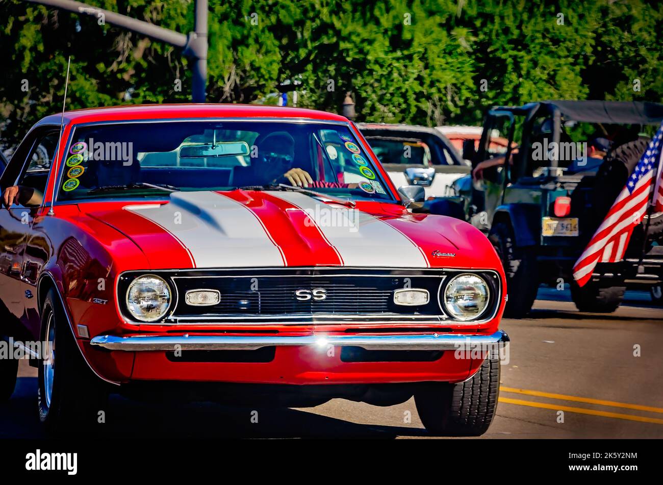 Une Camaro SS 327 de Chevrolet d'époque en 1968 déroule sur l'autoroute 90 lors du spectacle annuel de voitures anciennes Cruisin's the Coast 26th à Biloxi, Mississippi. Banque D'Images