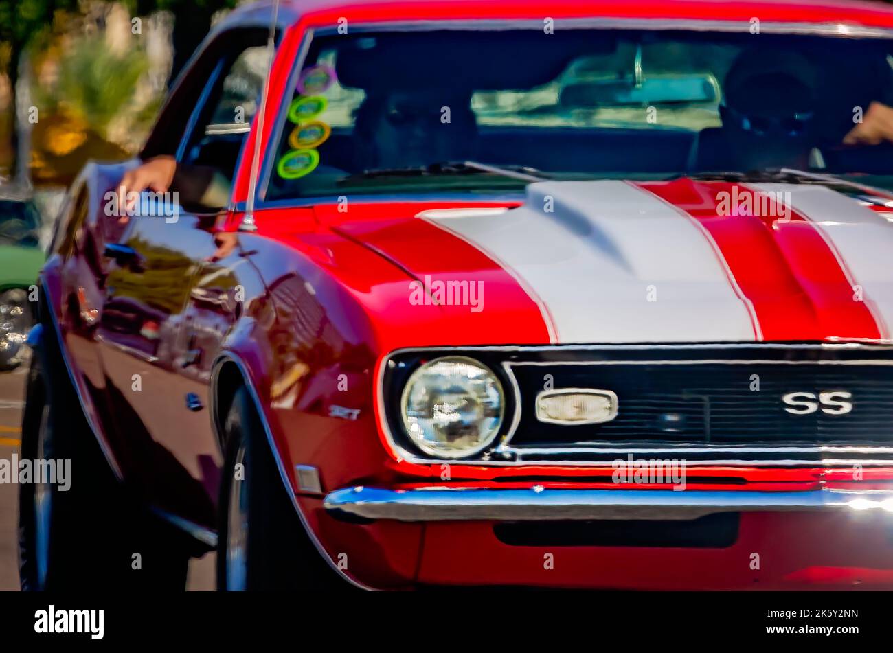 Une Camaro SS 327 de Chevrolet d'époque en 1968 déroule sur l'autoroute 90 lors du spectacle annuel de voitures anciennes Cruisin's the Coast 26th à Biloxi, Mississippi. Banque D'Images