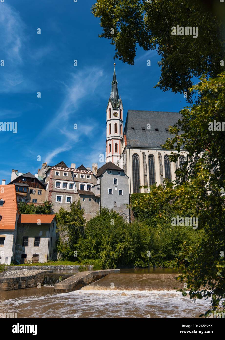 Eglise Saint-Vitus de Český Krumlov, République tchèque. Monument culturel national de style gothique tardif, près de la rivière Vltava. Cesky Krumlov, république tchèque Banque D'Images