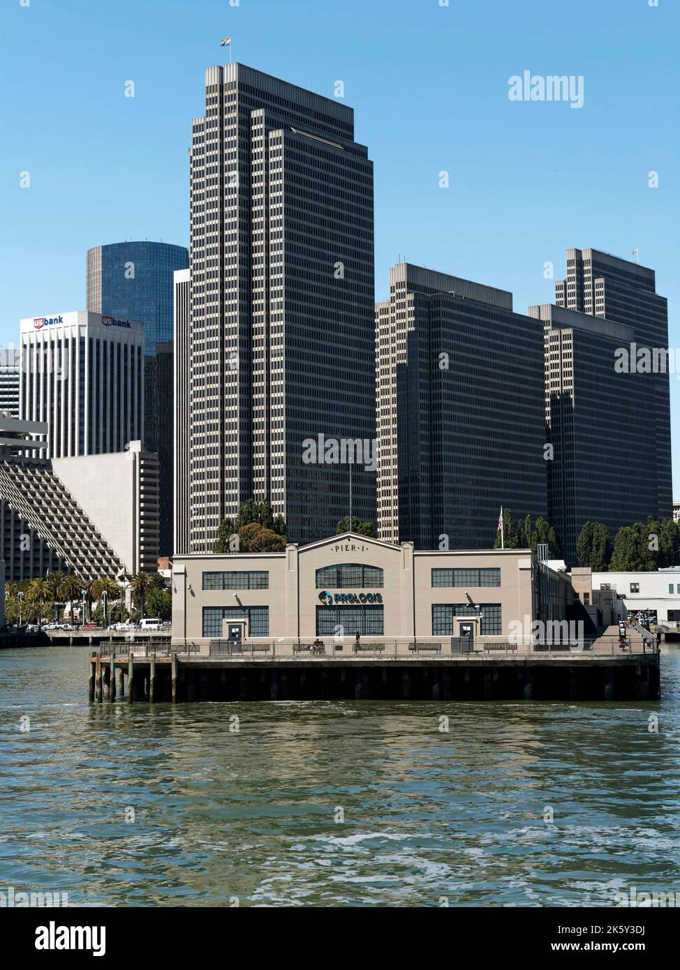 Le front de mer et la ville de San Francisco sont visibles depuis un ferry qui s'approche du terminal des ferries et montre l'embarcadère 1 et le quartier fiancioal derrière. Banque D'Images