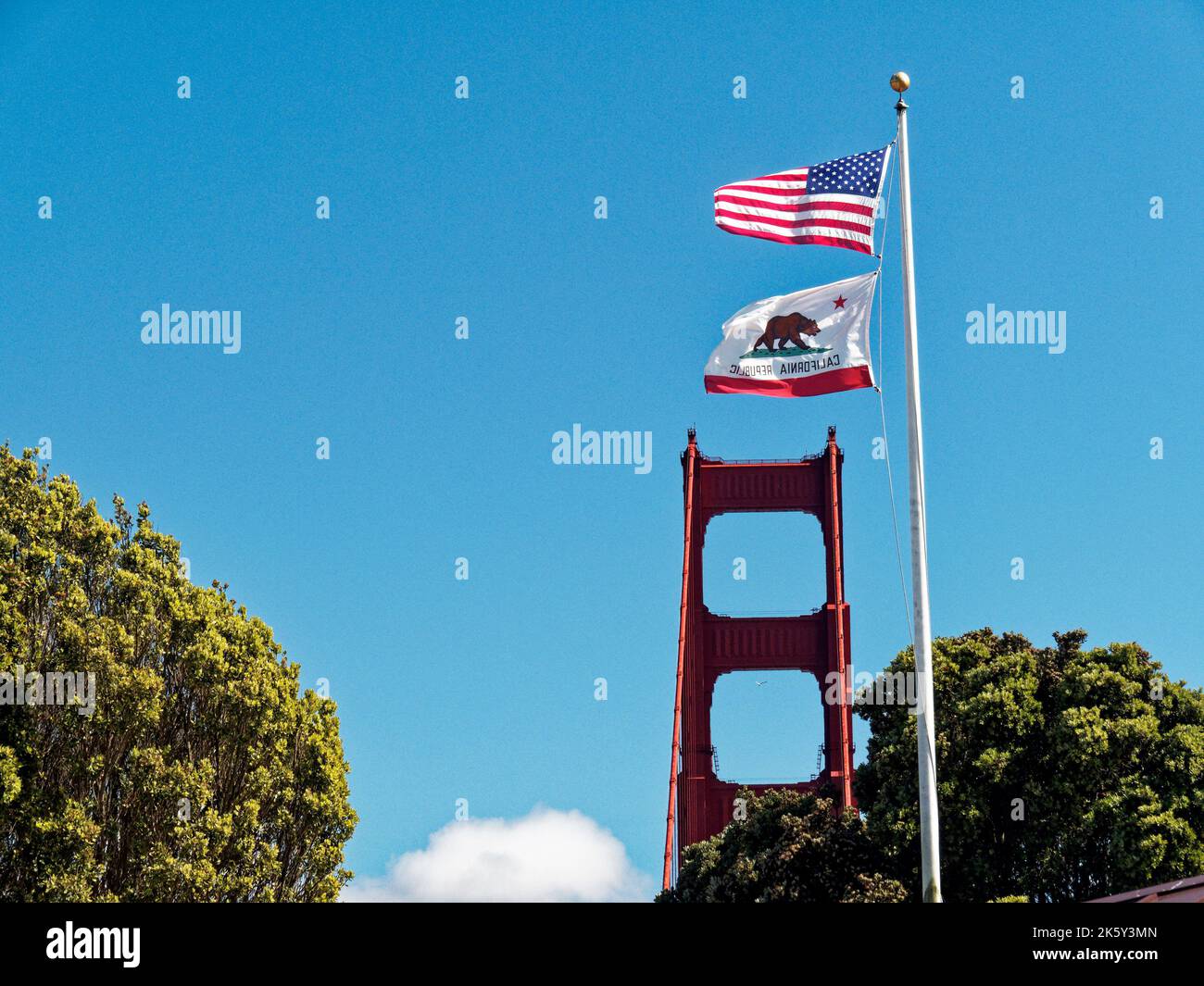L'État de Californie et les États-Unis ont des drapeaux qui volent au point de vue de North Vista point, dans le comté de Marin, à Califormia, avec le Golden Gate Bridge en arrière-plan. Banque D'Images
