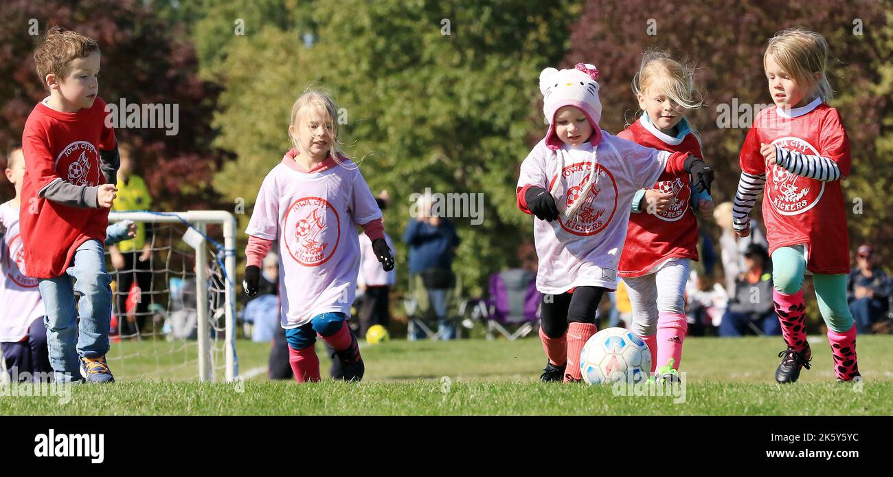 Iowa, États-Unis. 8th octobre 2022. Les enfants participant au programme de football de Iowa City Kickers déplacent le ballon sur le terrain samedi, 8 octobre 2022 au club de football d'Iowa City à Iowa City, Iowa. Selon EliteClubs.com, les avantages des programmes de football pour les jeunes, c'est bien plus qu'une simple activité amusante. Il s'agit d'une activité d'entrée de gamme - par rapport à d'autres sports comme le baseball ou le football, le but ultime du football (frapper une balle vers les extrémités opposées d'un champ) est quelque chose que les enfants aussi jeunes que la pré-maternelle peuvent saisir sans beaucoup d'instruction.il favorise le développement cognitif - I Banque D'Images