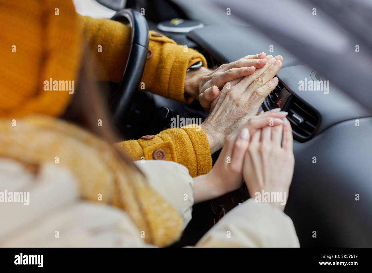 Gros plan sur le gel jeune couple essayant de réchauffer les mains sur le chauffage de voiture, en voyage en hiver Banque D'Images