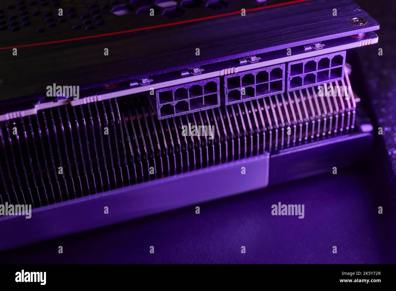 Carte graphique avec de nombreux connecteurs d'alimentation à 8 broches Banque D'Images