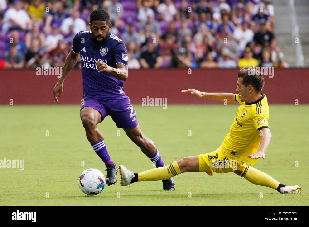 ORLANDO, FL - OCTOBRE 9 : Ruan Gregório Teixeira d'Orlando City bataille pour le ballon avec Pedro Santos de Columbus Crew pendant le match MLS 2022 entre Orlando City et Columbus Crew à Orlando sur 9 octobre 2022 dans le stade Exploria, Orlando, FL. (Photo par Aaron Litz/PxImages) Banque D'Images