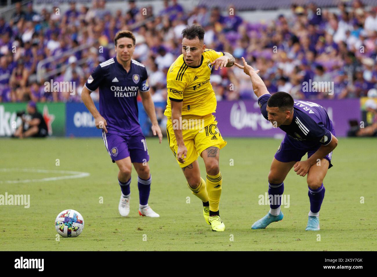 ORLANDO, FL - 9 OCTOBRE : Lucas Zelarayán, de Columbus Crew, pilote le ballon lors du match MLS 2022 entre Orlando City et Columbus Crew à Orlando sur 9 octobre 2022, dans le stade Exploria, Orlando, FL. (Photo par Aaron Litz/PxImages) Banque D'Images