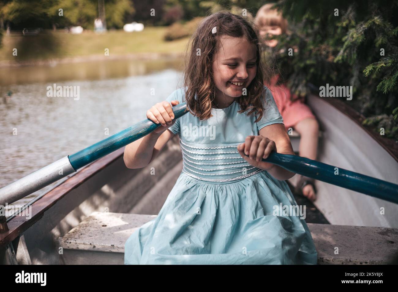 fille sur un bateau aviron avers, la vie dans le village Banque D'Images