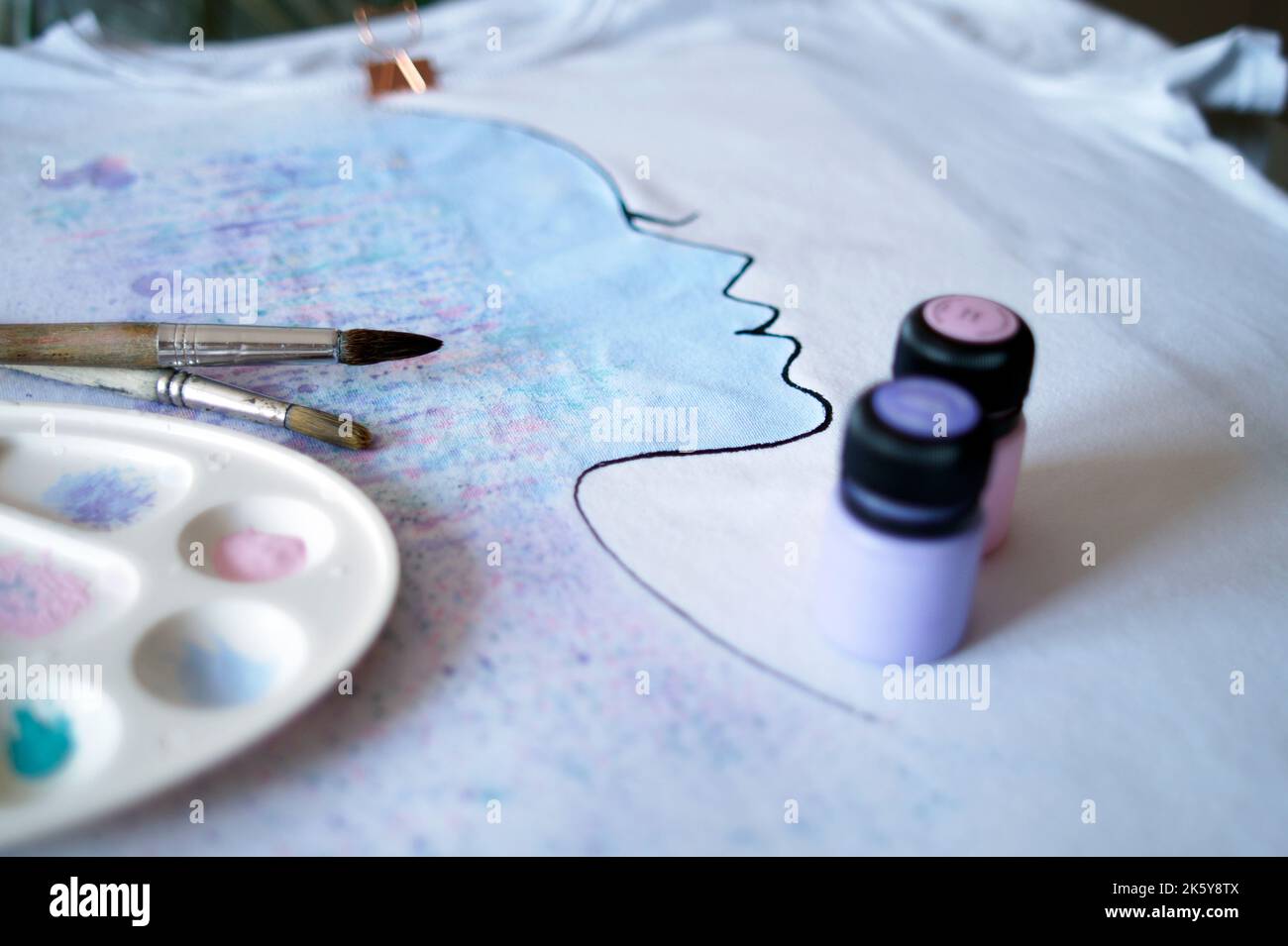 Le processus de peinture avec des peintures sur un T-shirt Banque D'Images