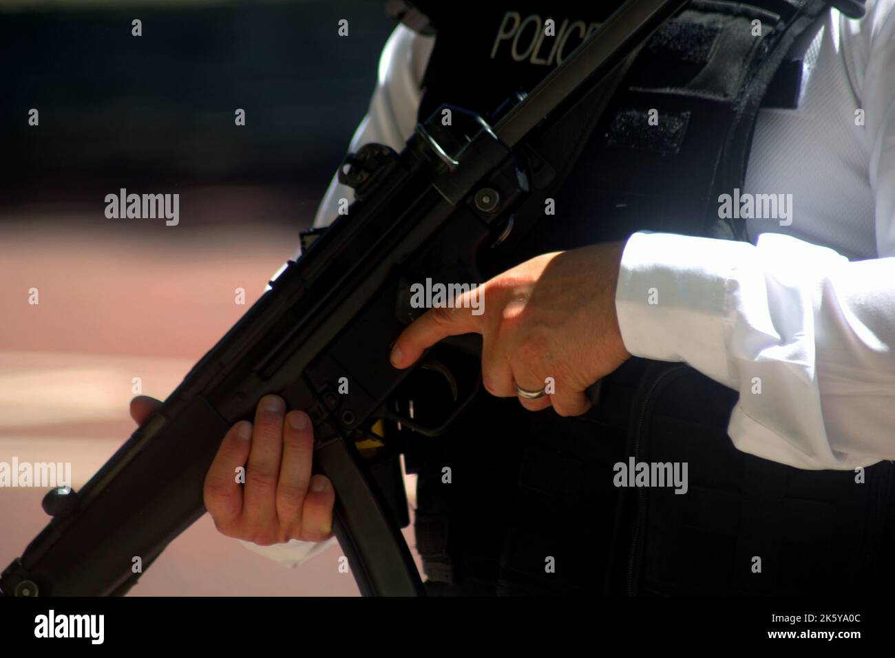 Officier britannique de police armée Londres Angleterre Banque D'Images