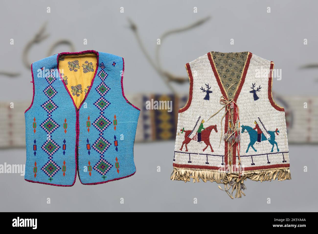 Art de l'Amérique du Nord indigène - deux gilets colorés de bébé de la tribu Sioux Banque D'Images