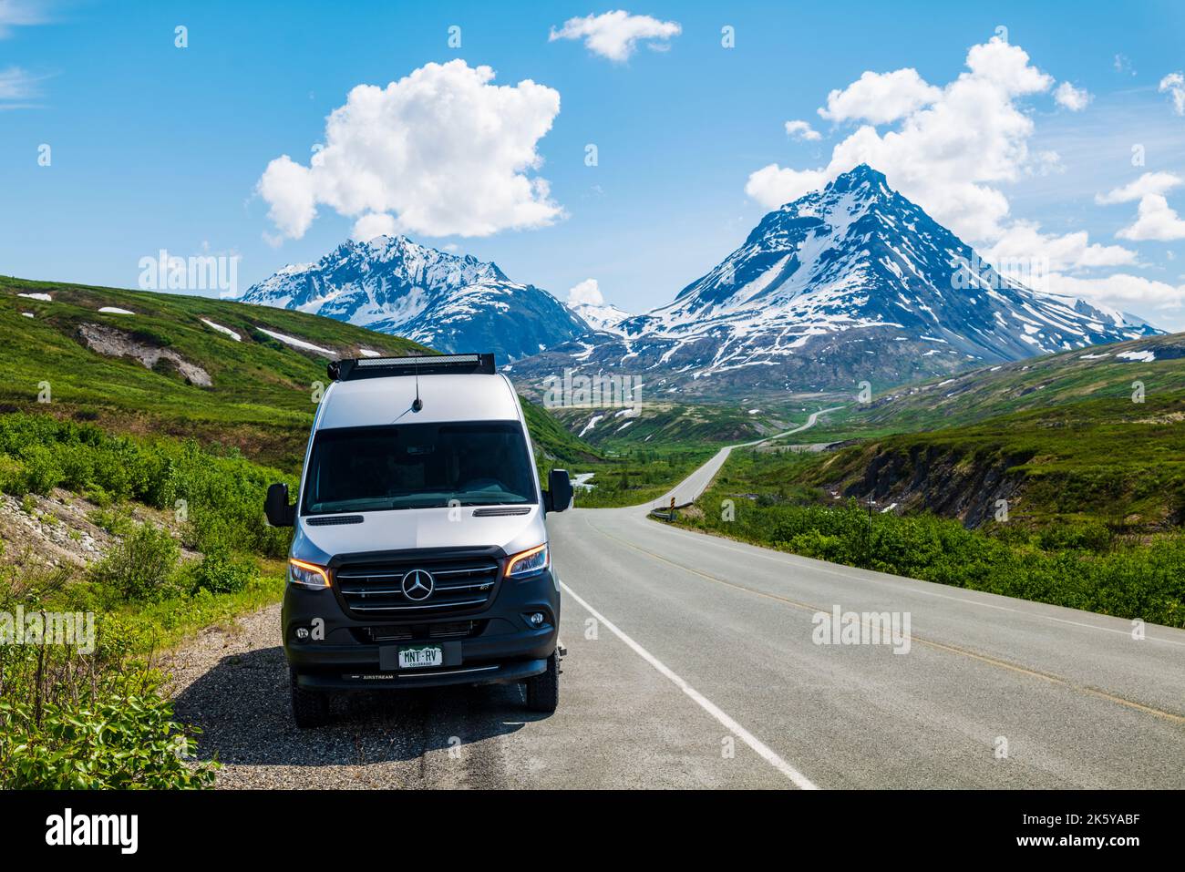 Airstream Interstate 24X 4WD campervan ; Haines Highway, RT. 3 ; près du col Chilkat ; vue vers le parc provincial Tatshenshini-Alsek et la chaîne d'Alsek ; Alask Banque D'Images