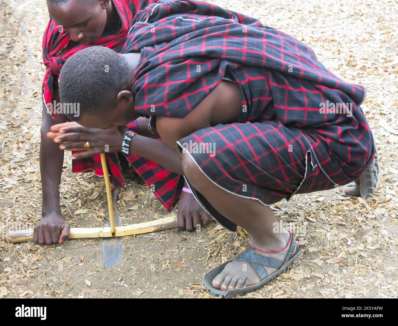 Masai hommes démontrant la technique pour commencer un feu Banque D'Images