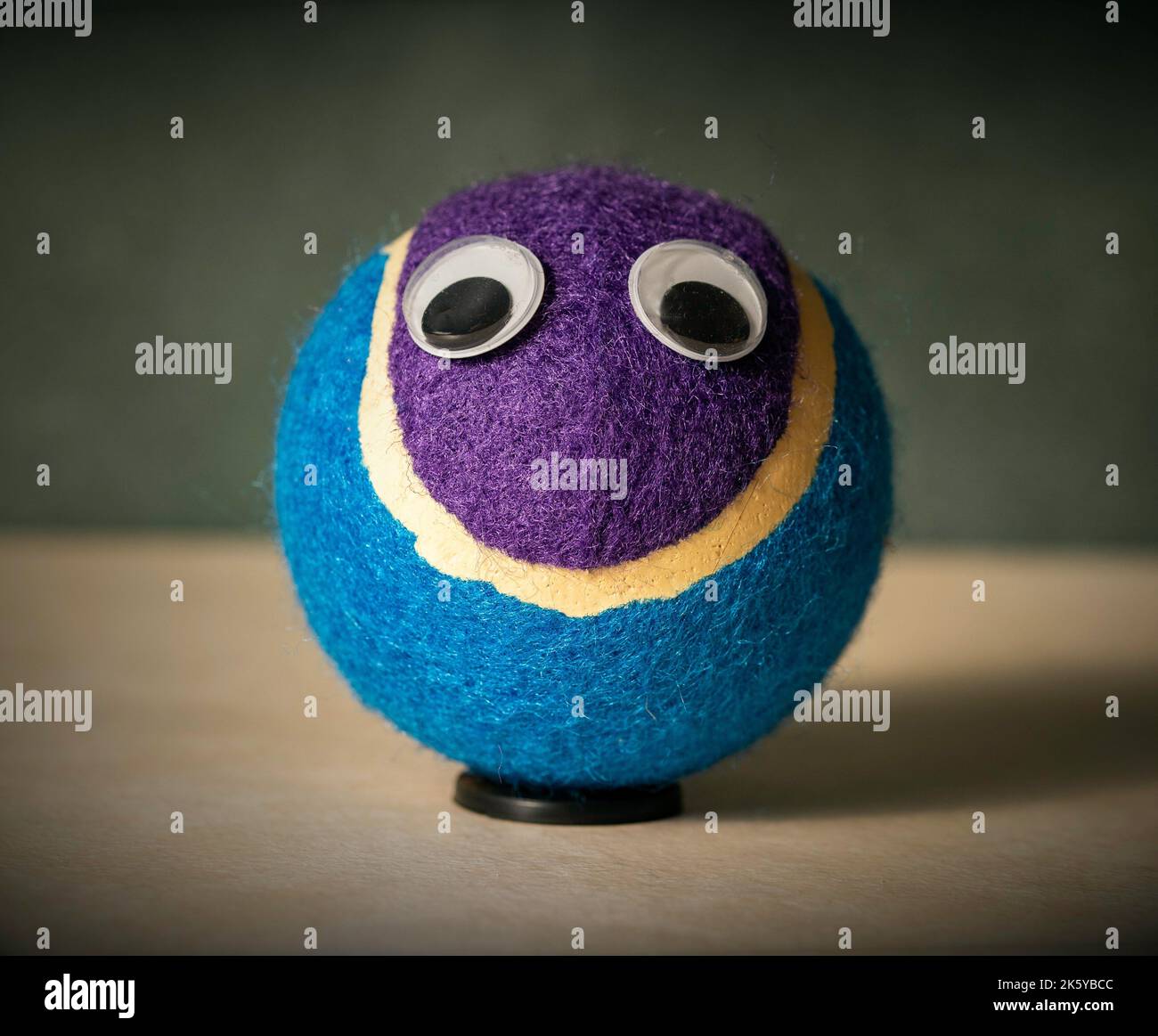 Gros plan d'une balle de tennis violette et bleue avec des yeux en  plastique collés sur le dessus Photo Stock - Alamy