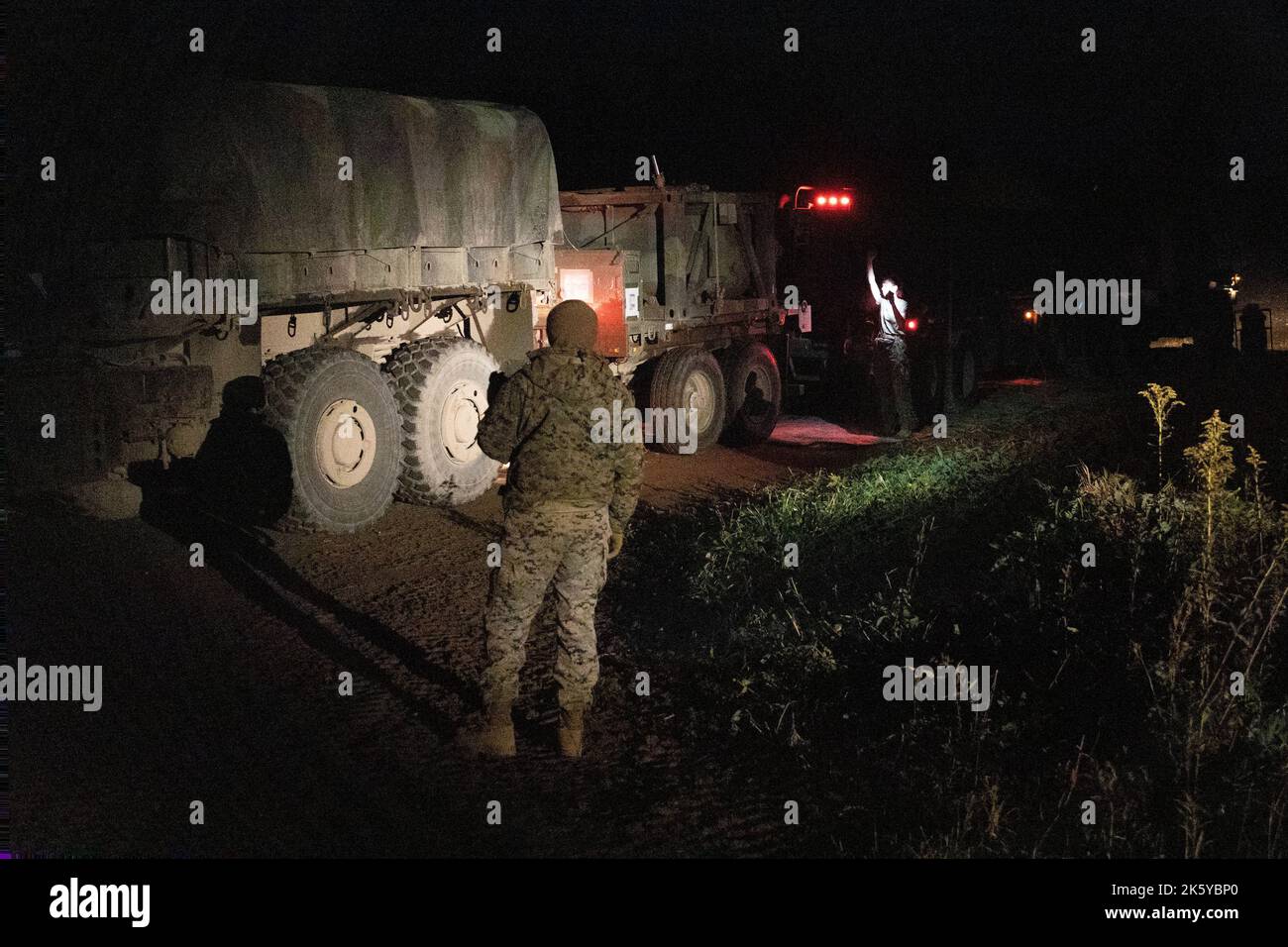 Les Marines des États-Unis, avec le 3D Bataillon des transports, effectuent des opérations de récupération et de ravitaillement en convoi pendant le Resolute Dragon 22 dans la zone de manœuvre de Yusubetsu, Hokkaido, Japon, le 8 octobre 2022. Resolute Dragon 22 est un exercice bilatéral annuel conçu pour renforcer les capacités défensives de l'Alliance États-Unis-Japon en exerçant un commandement et un contrôle intégrés, le ciblage, les armes combinées et la manœuvre sur plusieurs domaines. (É.-U. Photo du corps marin par Cpl. Lorenzo Ducato) Banque D'Images