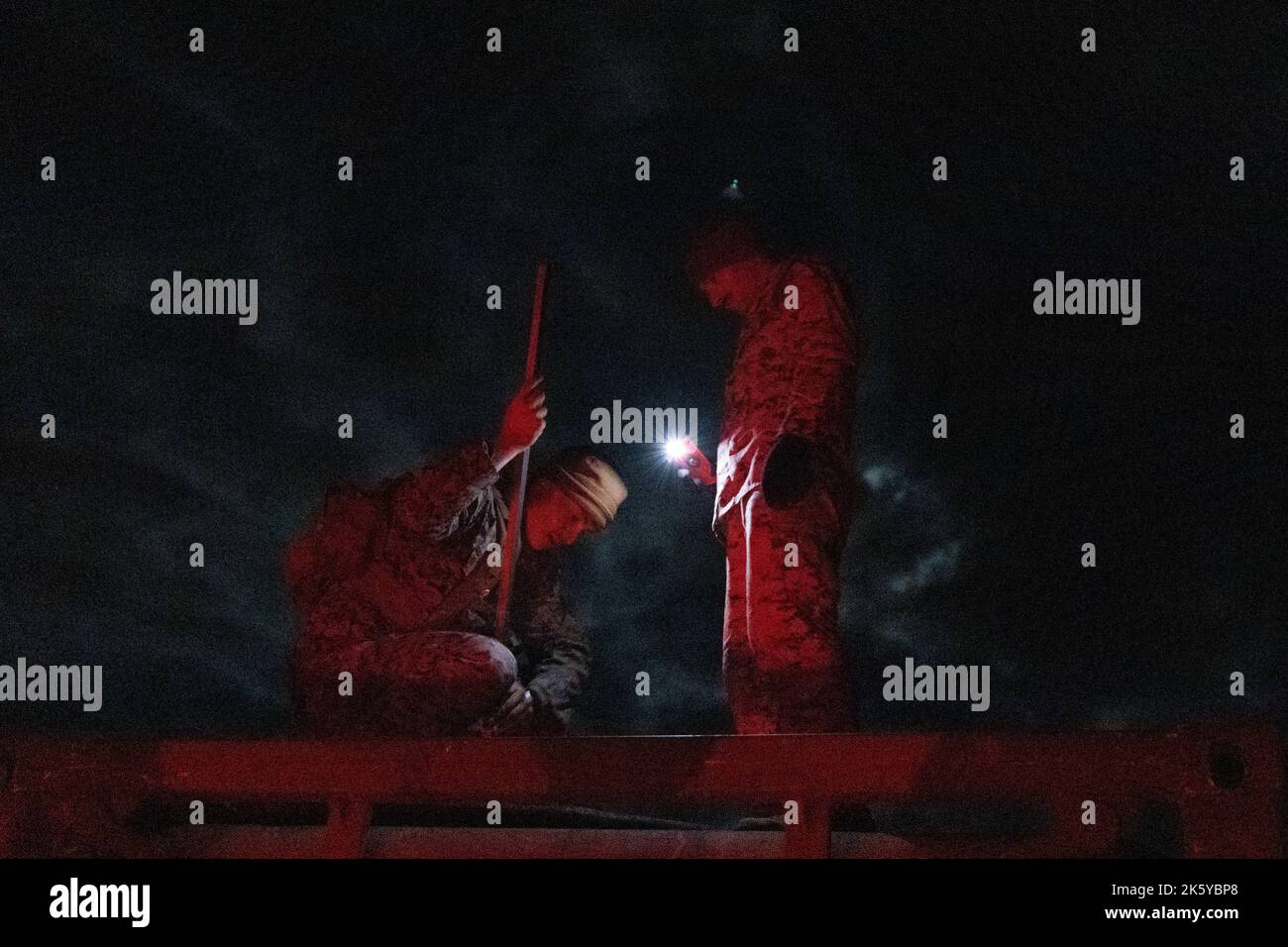 Les Marines des États-Unis, avec le 3D Bataillon des transports, effectuent des opérations de récupération et de ravitaillement en convoi pendant le Resolute Dragon 22 dans la zone de manœuvre de Yusubetsu, Hokkaido, Japon, le 8 octobre 2022. Resolute Dragon 22 est un exercice bilatéral annuel conçu pour renforcer les capacités défensives de l'Alliance États-Unis-Japon en exerçant un commandement et un contrôle intégrés, le ciblage, les armes combinées et la manœuvre sur plusieurs domaines. (É.-U. Photo du corps marin par Cpl. Lorenzo Ducato) Banque D'Images