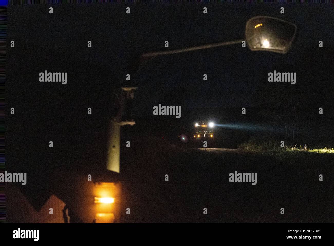 Les Marines des États-Unis, avec le 3D Bataillon des transports, effectuent des opérations de récupération et de ravitaillement en convoi pendant le Resolute Dragon 22 dans la zone de manœuvre de Yusubetsu, Hokkaido, Japon, le 8 octobre 2022. Resolute Dragon 22 est un exercice bilatéral annuel conçu pour renforcer les capacités défensives de l'Alliance États-Unis-Japon en exerçant un commandement et un contrôle intégrés, le ciblage, les armes combinées et la manœuvre sur plusieurs domaines. (É.-U. Photo du corps marin par Cpl. Lorenzo Ducato) Banque D'Images