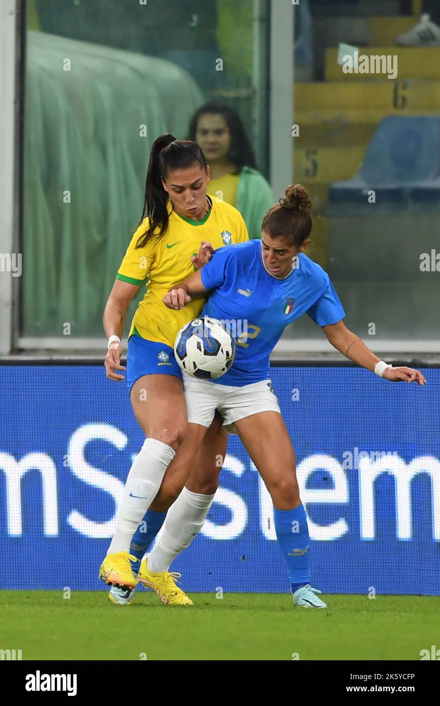 Genova, Italie. 10th octobre 2022. Valentina Bergamaschi (femmes d'Italie)Beatriz Zaneratto Joao (femmes du Brésil) pendant la coupe du monde de la Fifa 'Womens 2023 qualification ronde amicale match' entre les femmes d'Italie 0-1 Brésil femmes au stade Luigi Ferraris sur 10 octobre 2022 à Genova, en Italie. Credit: Maurizio Borsari/AFLO/Alay Live News Credit: AFLO Co. Ltd./Alay Live News Banque D'Images