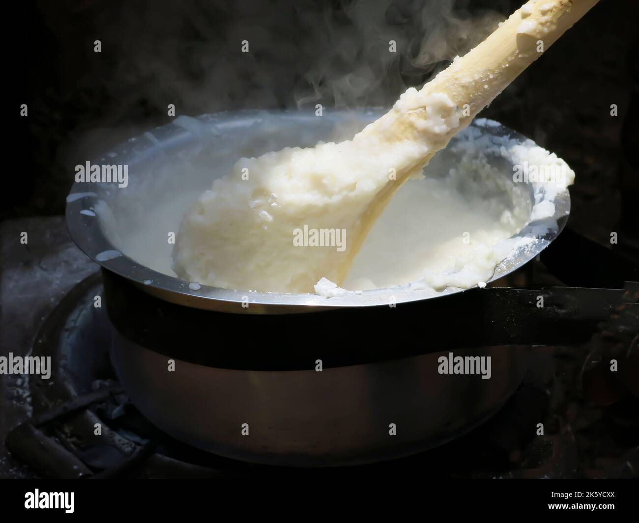 Faire de la polenta dans un village d'Afrique de l'est Banque D'Images