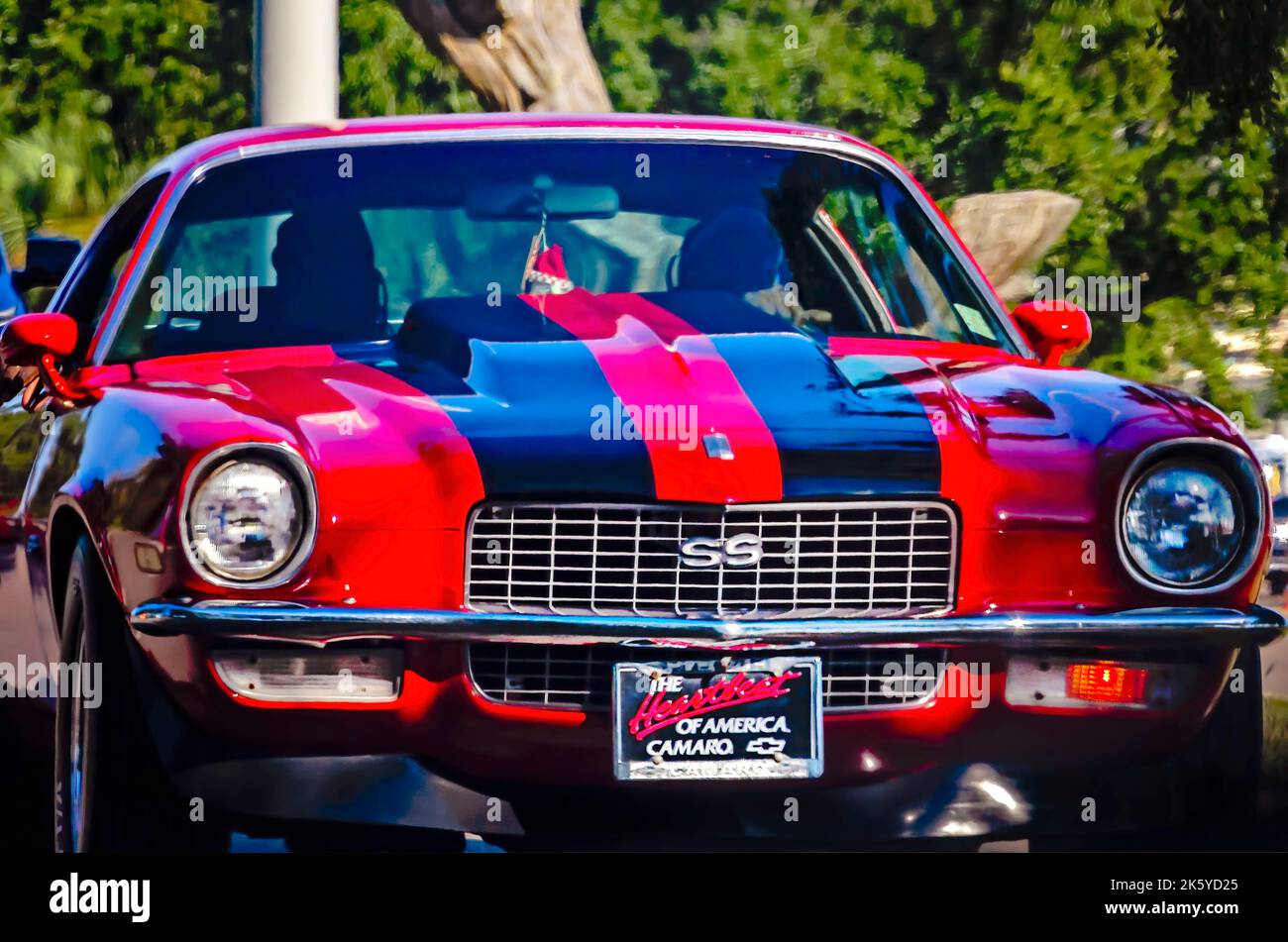 Une Camaro SS de Chevrolet d'époque fait le tour de l'autoroute 90 lors du festival annuel de voitures anciennes Cruisin de la côte de 26th à Biloxi, Mississippi. Banque D'Images