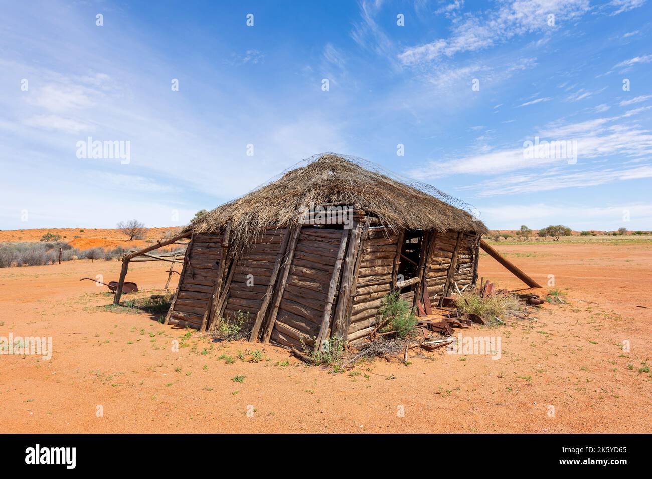 Hangar en bois laiteux abandonné à Old Andado Station dans l'Outback australien, territoire du Nord, territoire du Nord, Australie Banque D'Images