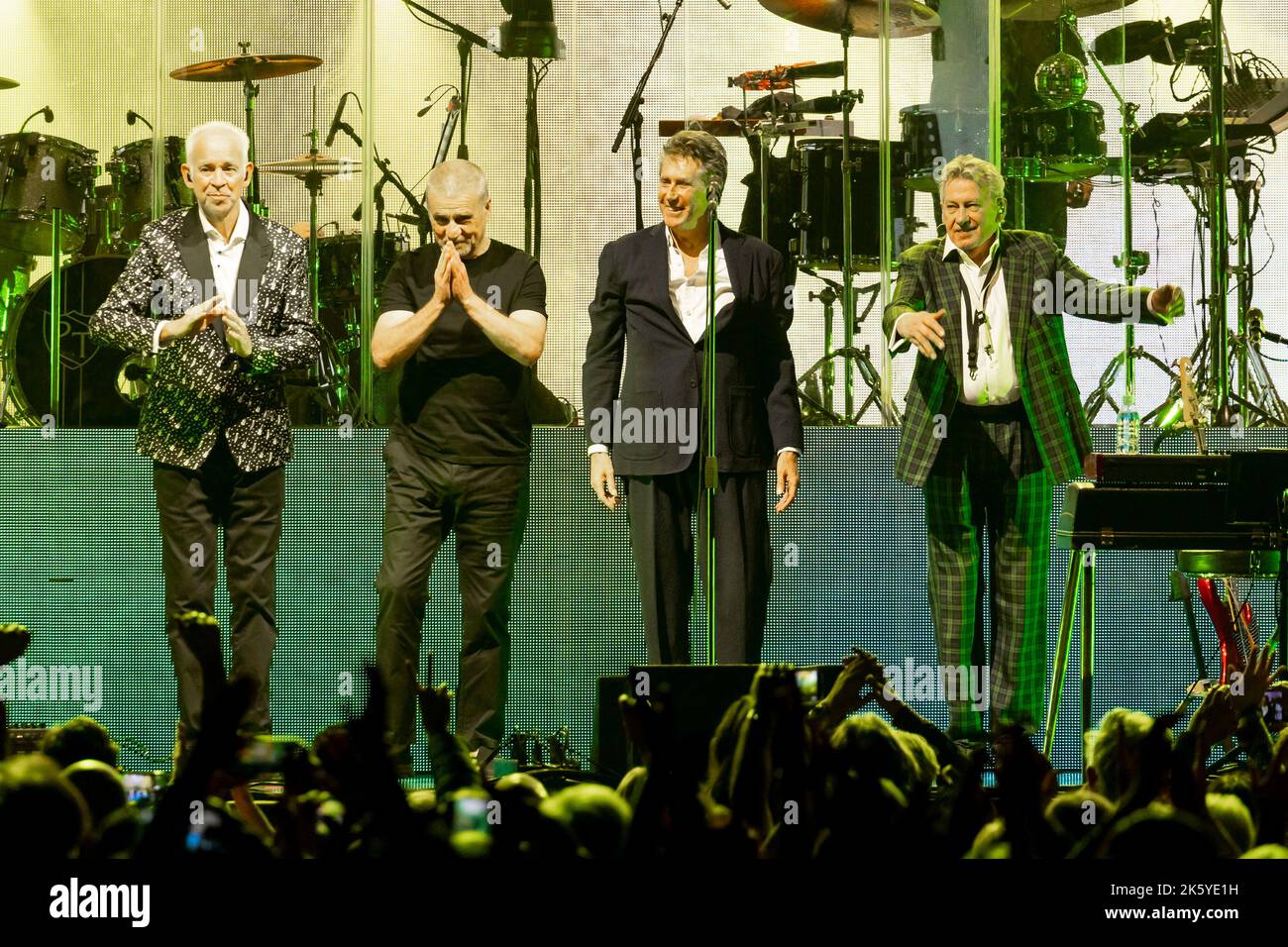 Glasgow, Écosse, 10th octobre 2022, Roxy Music se produit en direct à OVO Hydro à Glasgow le lundi 10th octobre 2022 Bryan Ferry, Andy Mackay, Phil Manzanera et Paul Thompson, de retour sur scène pour marquer l'année 50th depuis leur premier album révolutionnaire. Gamme principale Bryan Ferry – chant, claviers, piano, Andy Mackay – saxophone, hautbois, claviers, voix de soutien Paul Thompson – batterie Phil Manzanera – guitare de premier plan, voix de soutien occasionnelles et basse photo: Alan Rennie Photographie crédit: Alan Rennie/Alamy Live News Banque D'Images