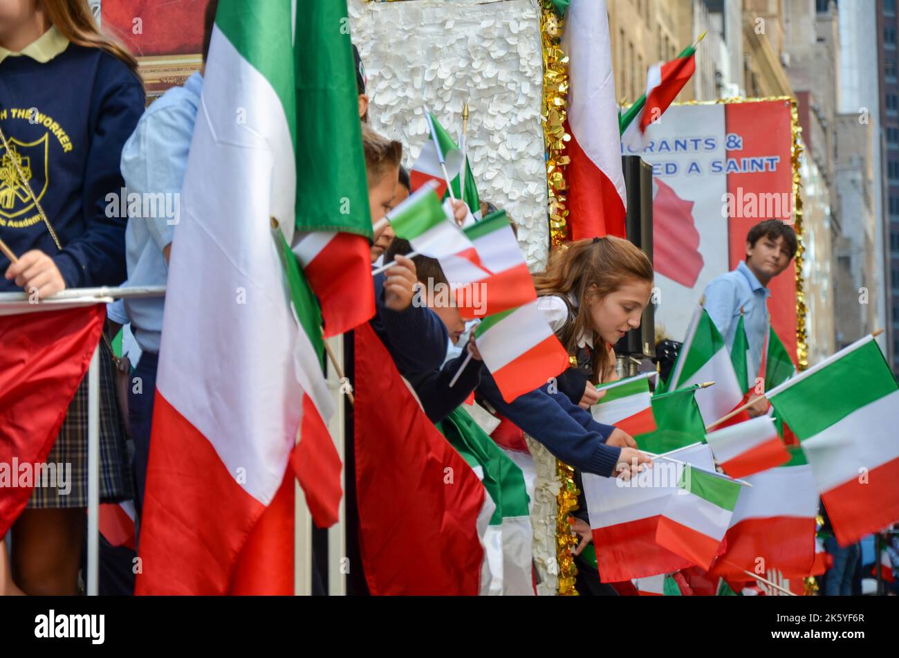 New York, États-Unis. 10th octobre 2022. Les New-Yorkais italiens sont vus brander des drapeaux lors de la parade annuelle du patrimoine italien le long de la Cinquième Avenue à New York. (Photo de Ryan Rahman/Pacific Press) crédit: Pacific Press Media production Corp./Alay Live News Banque D'Images