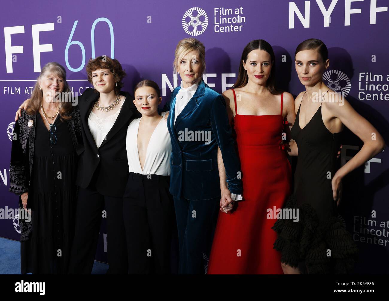 New York, États-Unis. 10th octobre 2022. Judith Ivey, Liv McNeil, Kate Hallett, Sheila McCarthy, Claire Foy et Rooney Mara arrivent sur le tapis rouge a pour l'événement « les femmes parlent » dans le cadre du Festival du film de New York 60th à Alice Tully Hall, Lincoln Center, lundi, à 10 octobre 2022 à New York. Photo de John Angelillo/UPI crédit: UPI/Alay Live News Banque D'Images