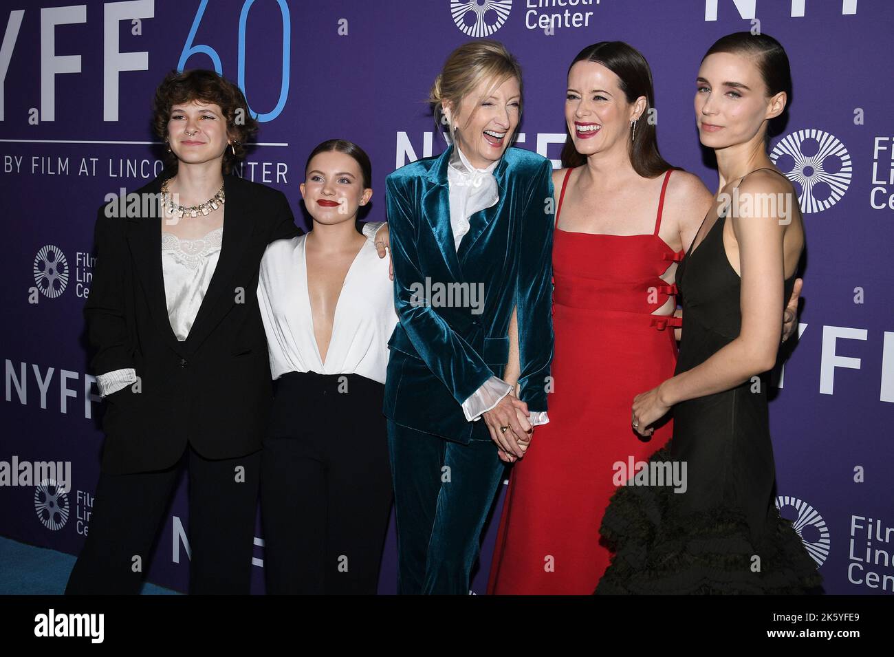 New York, États-Unis. 10th octobre 2022. (G-D) Liv McNeil, Kate Hallett, Sheila McCarthy, Claire Foy et Rooney Mara posent sur le tapis rouge « Women Talking » lors du festival du film de New York 60th à Alice Tully Hall, Lincoln Center à New York, NY, 10 octobre 2022. (Photo par Anthony Behar/Sipa USA) crédit: SIPA USA/Alay Live News Banque D'Images