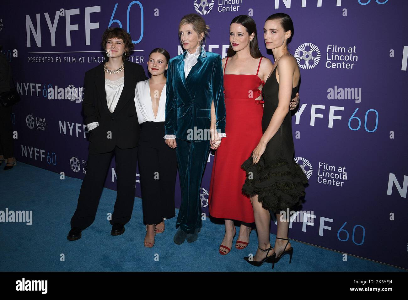 New York, États-Unis. 10th octobre 2022. (G-D) Liv McNeil, Kate Hallett, Sheila McCarthy, Claire Foy et Rooney Mara posent sur le tapis rouge « Women Talking » lors du festival du film de New York 60th à Alice Tully Hall, Lincoln Center à New York, NY, 10 octobre 2022. (Photo par Anthony Behar/Sipa USA) crédit: SIPA USA/Alay Live News Banque D'Images