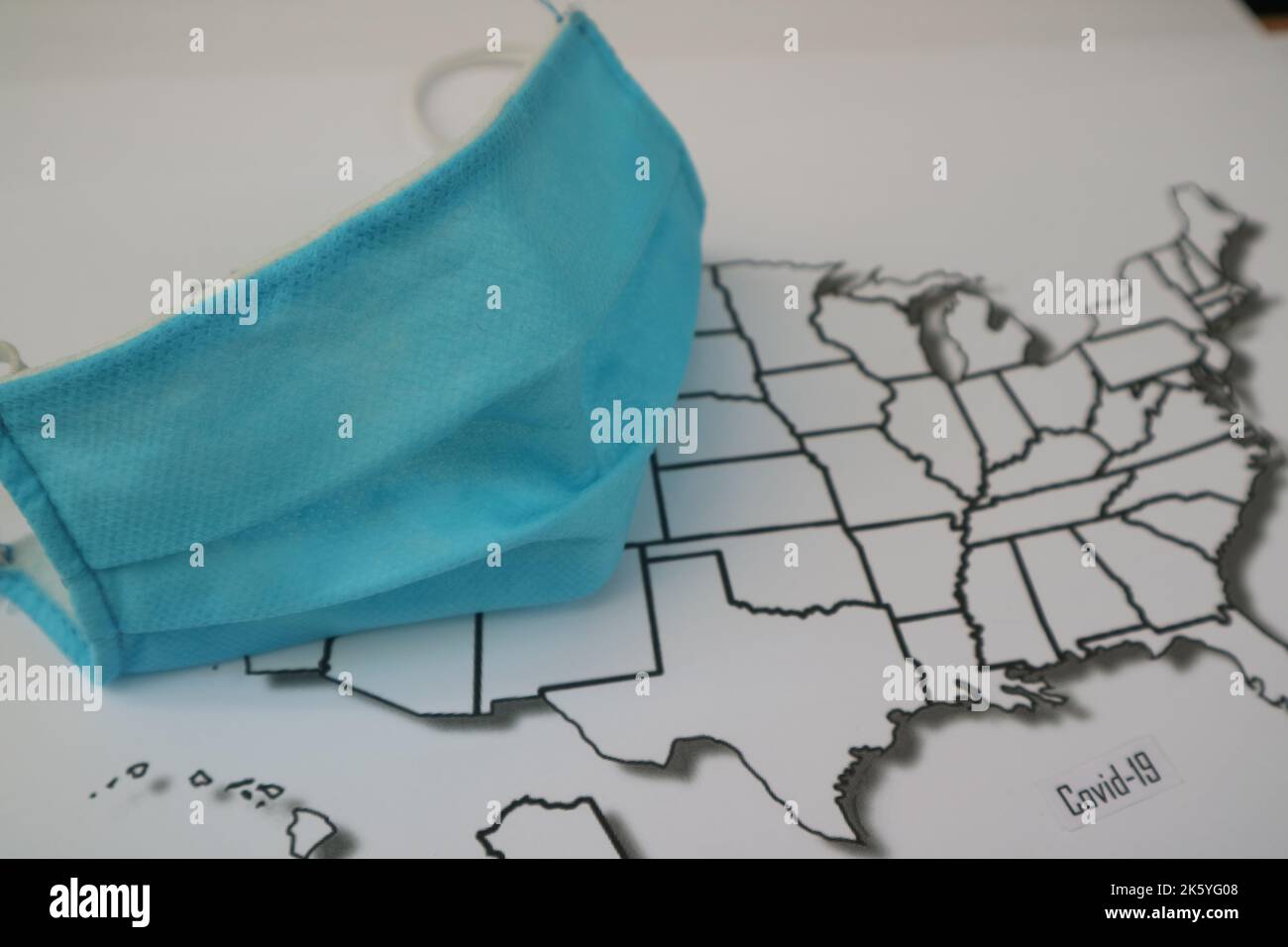 Masque de visage avec carte du monde. L'épidémie de Covid-19 dans le monde entier. Crise économique mondiale. Accident par le virus corona. Vivre en confinement dans le monde entier Banque D'Images