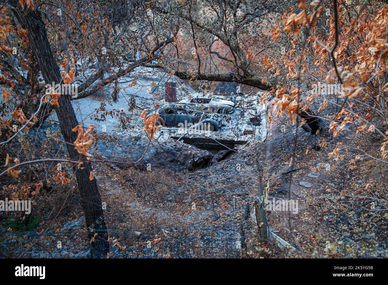 Oblitérés par les feux de forêt californiens, les biens et les véhicules ont malheureusement été perdus à cause de l'inferno dévastateur. Banque D'Images