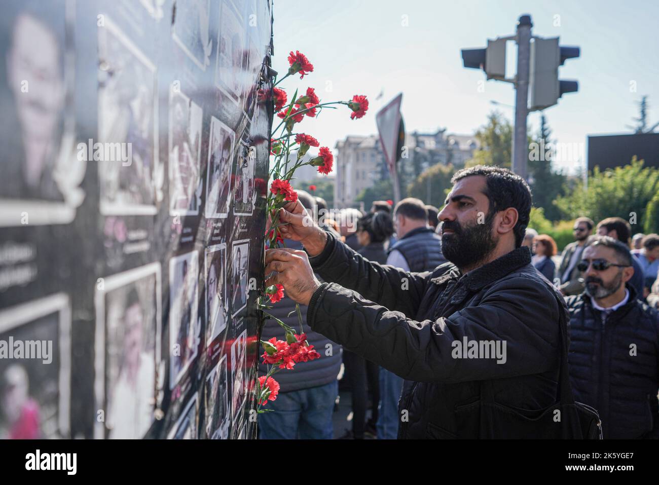 Ankara, Turquie - 10/10/2022, Un homme laisse des œillets sur le monument des victimes des attentats-suicides à la bombe de 2015, à Ankara. Septième anniversaire des attentats-suicides à deux lits, au cours desquels plus de 100 personnes ont été tuées (10 octobre 2015), à Ankara, sur 10 octobre 2020. Les kamikazes soupçonnés d'être liés à l'État islamique se sont fait exploser dans une foule de militants pro-kurdes pour la paix qui prévoient d'organiser un rassemblement devant la gare centrale d'Ankara, avec un nombre de morts de 103 personnes. L'attaque l'attaque terroriste la plus meurtrière de l'histoire turque. Dans la septième année du massacre, ceux qui ont perdu leur relati Banque D'Images