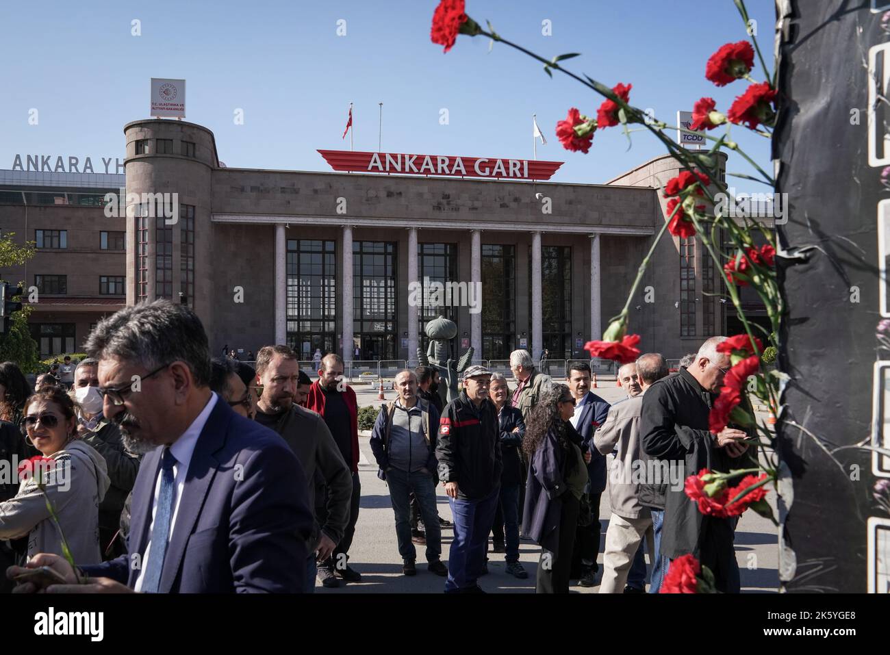 Ankara, Turquie - 10/10/2022, vue générale de la gare d'Ankara où ont eu lieu les attentats-suicides de 2015. Septième anniversaire des attentats-suicides à deux lits, au cours desquels plus de 100 personnes ont été tuées (10 octobre 2015), à Ankara, sur 10 octobre 2020. Les kamikazes soupçonnés d'être liés à l'État islamique se sont fait exploser dans une foule de militants pro-kurdes pour la paix qui prévoient d'organiser un rassemblement devant la gare centrale d'Ankara, avec un nombre de morts de 103 personnes. L'attaque l'attaque terroriste la plus meurtrière de l'histoire turque. La septième année du massacre, ceux qui ont perdu leur famille et ceux qui l'ont fait Banque D'Images