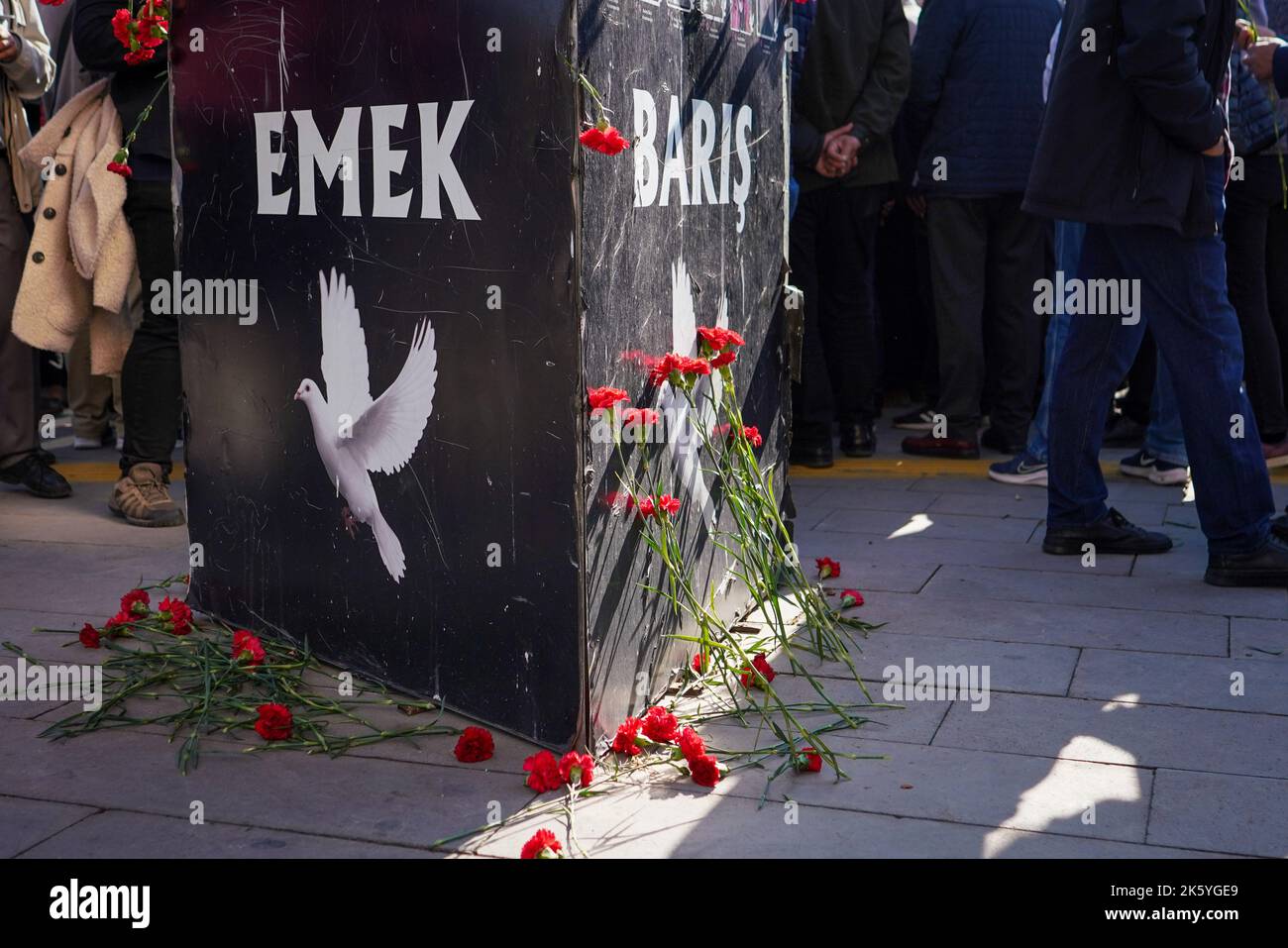 Ankara, Turquie - 10/10/2022, inscriptions "paix" et "travail" sur le monument construit à la mémoire des victimes des attentats-suicides à la bombe de 2015, à Ankara. Septième anniversaire des attentats-suicides à deux lits, au cours desquels plus de 100 personnes ont été tuées (10 octobre 2015), à Ankara, sur 10 octobre 2020. Les kamikazes soupçonnés d'être liés à l'État islamique se sont fait exploser dans une foule de militants pro-kurdes pour la paix qui prévoient d'organiser un rassemblement devant la gare centrale d'Ankara, avec un nombre de morts de 103 personnes. L'attaque l'attaque terroriste la plus meurtrière de l'histoire turque. Dans la septième année du massacre, le Banque D'Images