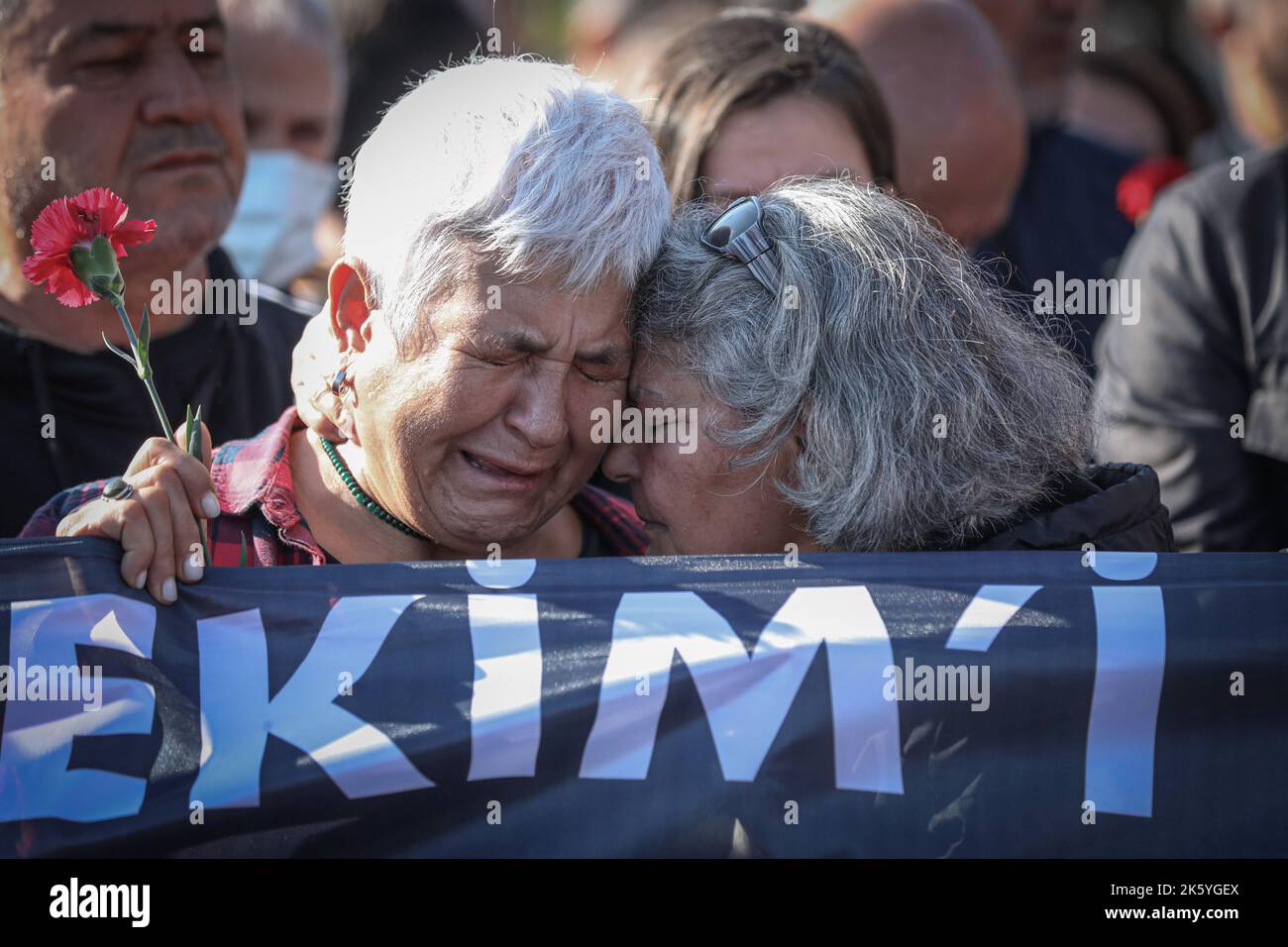Ankara, Turquie - 10/10/2022, deux femmes pleurent lors de la commémoration du septième anniversaire des attentats-suicides à la bombe de 2015, à Ankara. Septième anniversaire des attentats-suicides à deux lits, au cours desquels plus de 100 personnes ont été tuées (10 octobre 2015), à Ankara, sur 10 octobre 2020. Les kamikazes soupçonnés d'être liés à l'État islamique se sont fait exploser dans une foule de militants pro-kurdes pour la paix qui prévoient d'organiser un rassemblement devant la gare centrale d'Ankara, avec un nombre de morts de 103 personnes. L'attaque l'attaque terroriste la plus meurtrière de l'histoire turque. Dans la septième année du massacre, ceux qui ont perdu t Banque D'Images