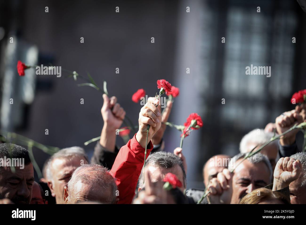 Les gens tiennent des œillets lors de la commémoration du septième anniversaire des attentats-suicides à la bombe de 2015, à Ankara. Septième anniversaire des attentats-suicides à deux lits, au cours desquels plus de 100 personnes ont été tuées (10 octobre 2015), à Ankara, sur 10 octobre 2020. Les kamikazes soupçonnés d'être liés à l'État islamique se sont fait exploser dans une foule de militants pro-kurdes pour la paix qui prévoient d'organiser un rassemblement devant la gare centrale d'Ankara, avec un nombre de morts de 103 personnes. L'attaque l'attaque terroriste la plus meurtrière de l'histoire turque. Dans la septième année du massacre, ceux qui ont perdu leurs parents an Banque D'Images