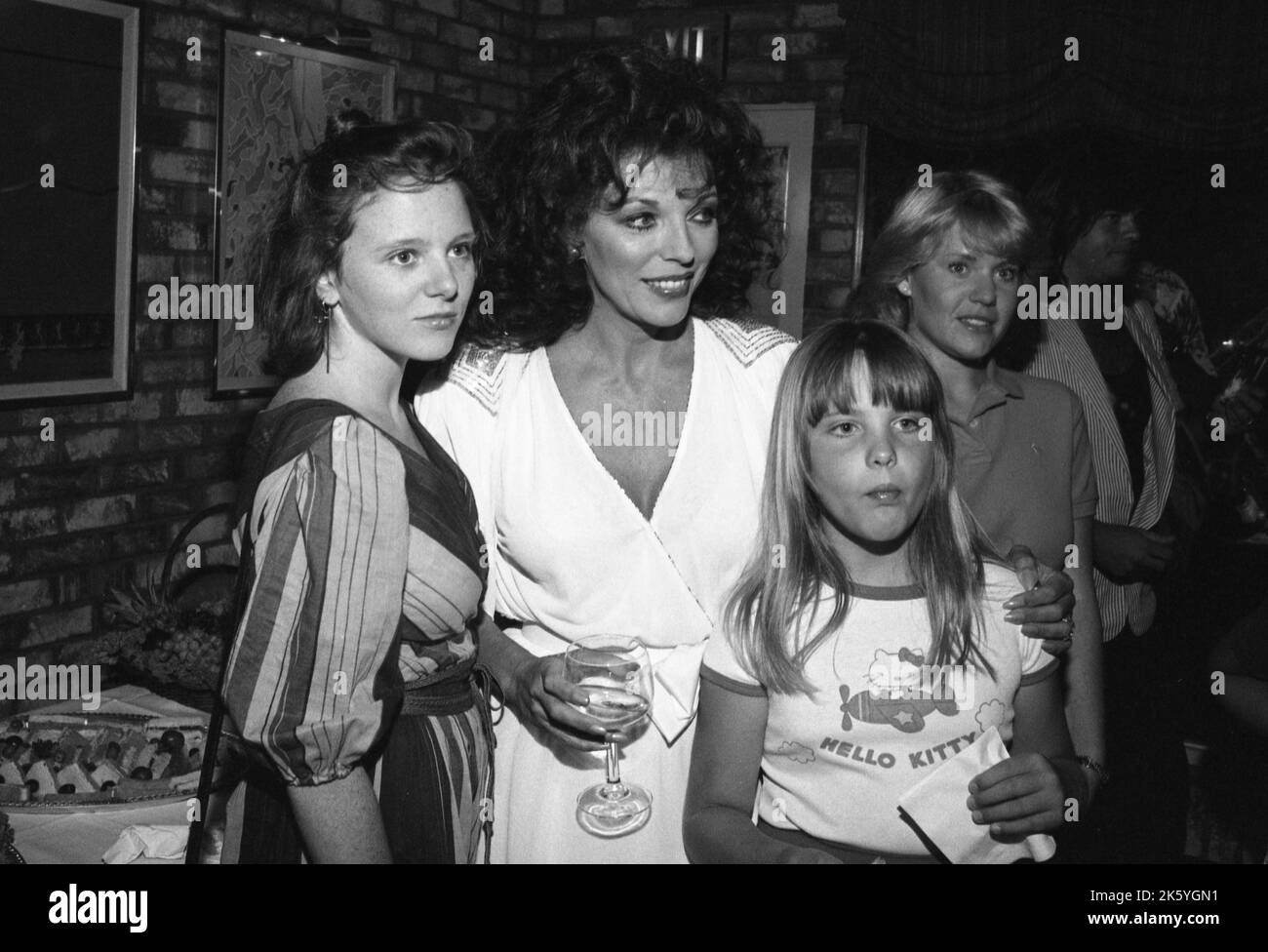 Joan Collins avec sa fille, Tara Newley et la nièce Katyana Kass à la famille Feud All-Star Premier Time cocktail spécial après partie avec des acteurs de l'hôpital général, tous mes enfants, Dynasty et Knott's Landing sur 25 juillet 1982. Crédit: Ralph Dominguez/MediaPunch Banque D'Images