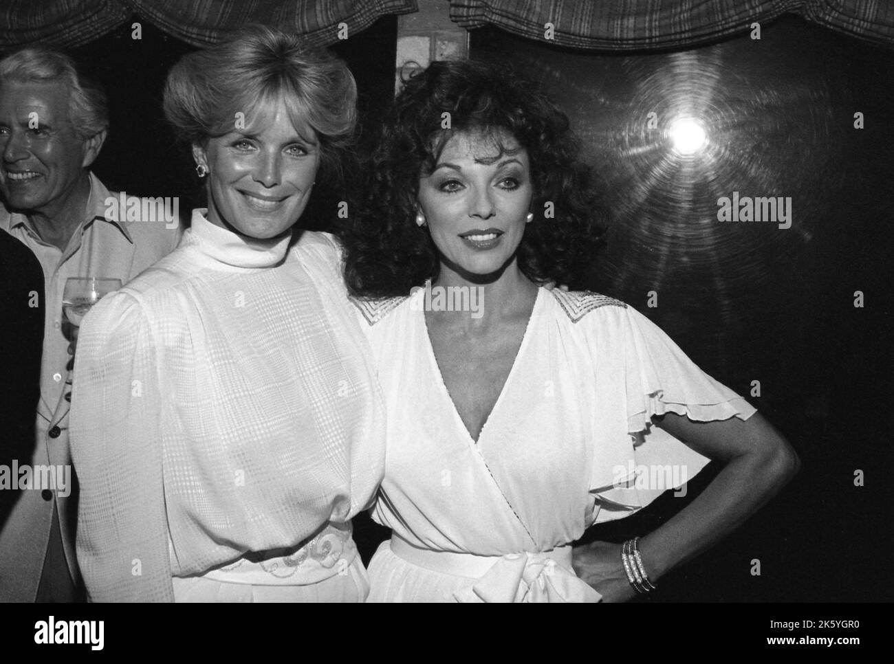 Linda Evans et Joan Collins à la famille Feud All-Star Premier Time cocktail spécial après la fête avec des acteurs de l'hôpital général, tous mes enfants, Dynasty et Knott's Landing sur 25 juillet 1982. Crédit: Ralph Dominguez/MediaPunch Banque D'Images