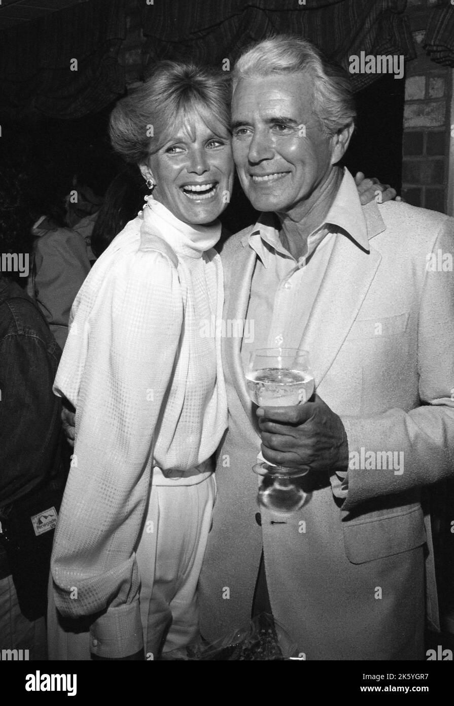 Linda Evans et John Forsythe à la famille feud All-Star Premier Time cocktail spécial après partie avec des acteurs de l'hôpital général, tous mes enfants, Dynasty et Knott's Landing sur 25 juillet 1982. Crédit: Ralph Dominguez/MediaPunch Banque D'Images