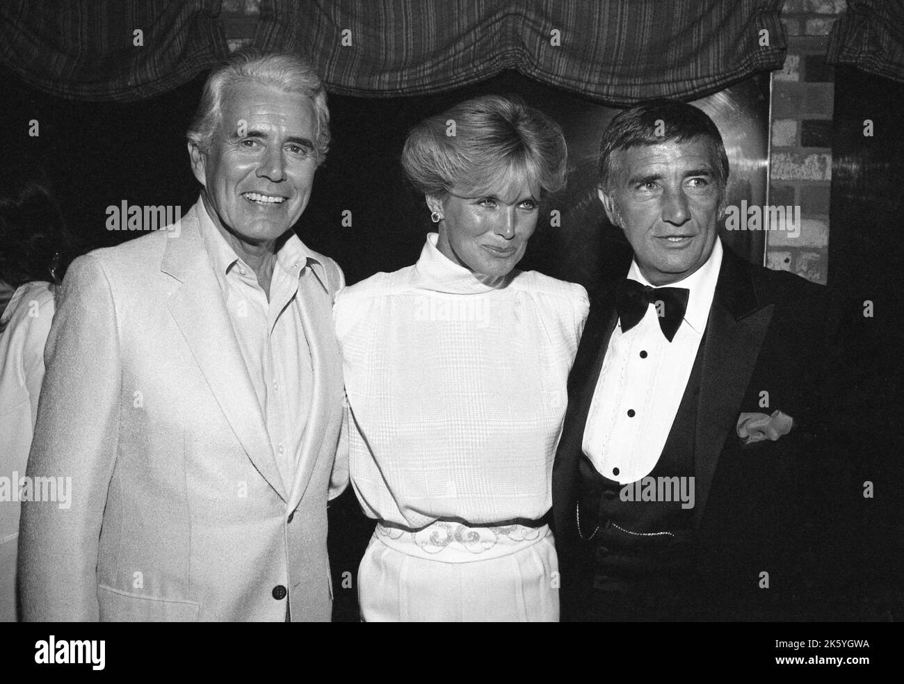Linda Evans avec John Forsythe et Richard Dawson à la famille Feud All-Star Premier Time cocktail spécial après partie avec des acteurs de l'hôpital général, tous mes enfants, Dynasty et Knott's Landing sur 25 juillet 1982. Crédit: Ralph Dominguez/MediaPunch Banque D'Images